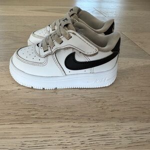 Nike Force 1 Low EasyOn White and Black Sneakers
